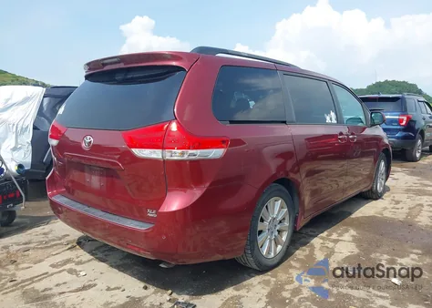 2014 Toyota Sienna Xle 7 Passenger z USA, uszkodzony, nr VIN 5TDDK3DC5ES087111